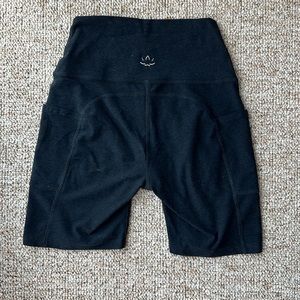 Beyond Yoga Spacedye Team Pockets 7" Biker Short in Darkest Night